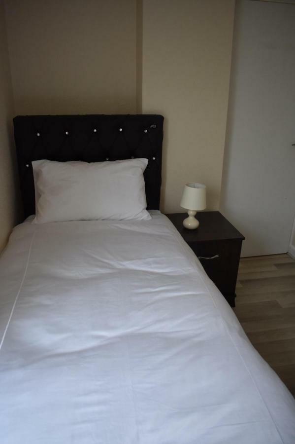 Cotswold Valley Aparthotel Stroud  Exterior photo